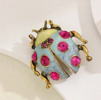 Broche de Joaninha de Sete Estrelas Cravejado de Strass