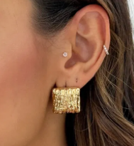 Brinco Dourado Quadrado Martelado