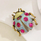 Broche de Joaninha de Sete Estrelas Cravejado de Strass