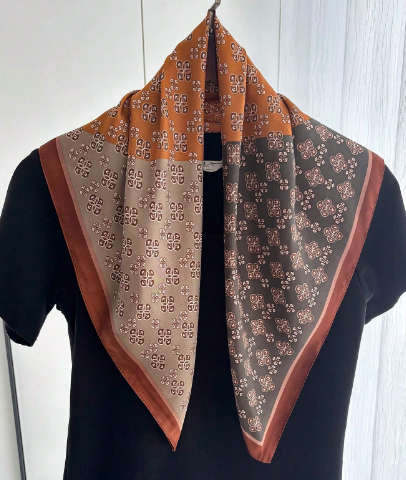 Lenço Quadrado de 70cm Estilo Seda com Estampa Floral