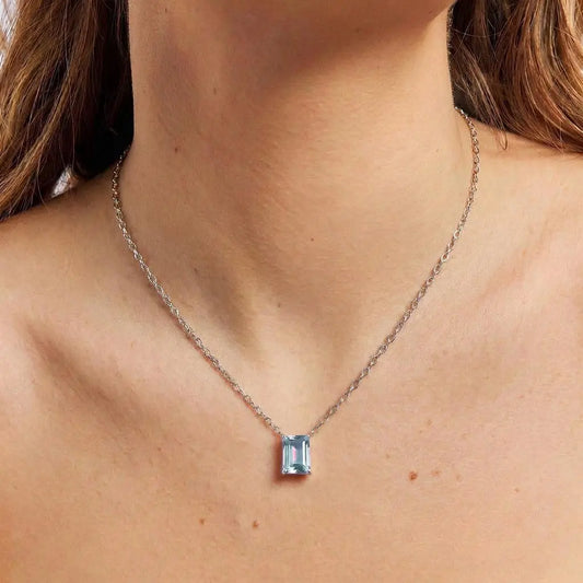 COLAR COM PINGENTE DE CRISTAL RETANGULAR
