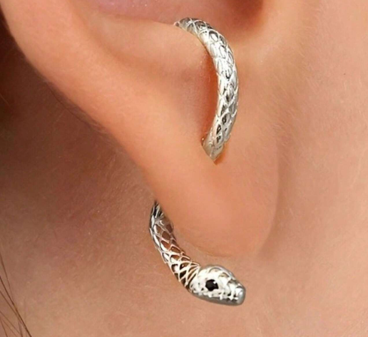 Brinco de Argola com design de cobra